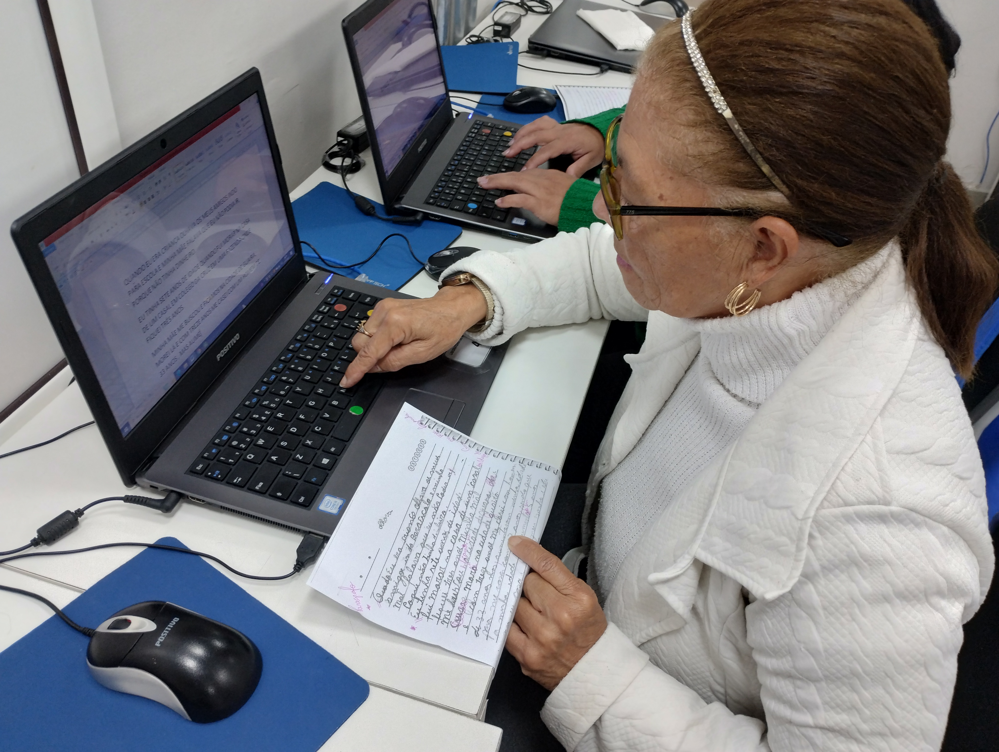 Na aula de informática, ministrada pela profª Vanessa Nunes, a estudante digita sua biografia.
